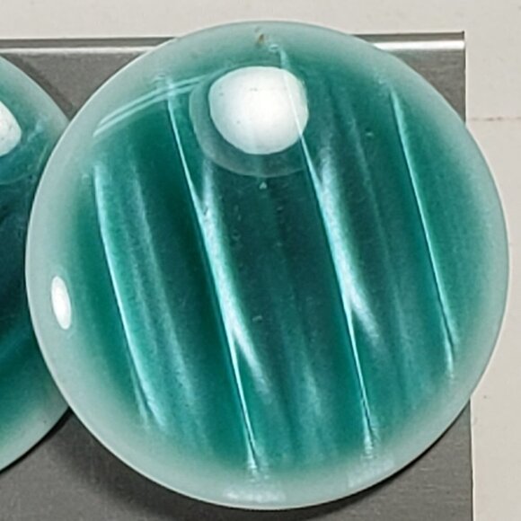 Women's Stunning Circle Green Stud Earrings - Eye-Catching and Elegant - Picture 4 of 7